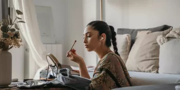 Makyajın cildinize etkilerini keşfedin. Cilt sağlığınızı korurken makyaj yapmanın avantajları ve dezavantajları hakkında bilgi edinin.