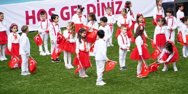 Geyve-Devlet-Hastanesi8217nde-23-Nisan-Coskusu-Minik-Kalpler-Senlendi-featured