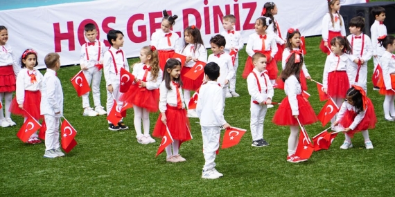 Geyve-Devlet-Hastanesi8217nde-23-Nisan-Coskusu-Minik-Kalpler-Senlendi-featured