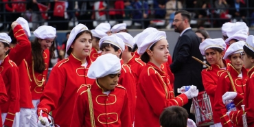 Geyve8217de-23-Nisan-Coskusu-Gelecegin-Liderleri-Makamlari-Devraldi-featured