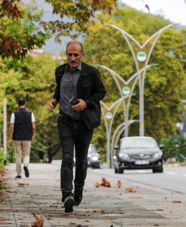 Geyve8217de-Kaldirimda-Yuruyen-17-Yasindaki-Enes-Akca-Can-Verdi-featured