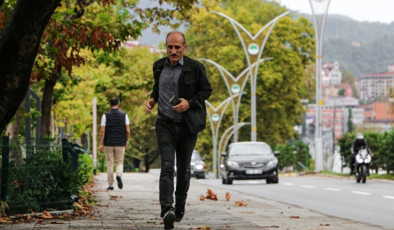 Geyve8217de-Kaldirimda-Yuruyen-17-Yasindaki-Enes-Akca-Can-Verdi-featured