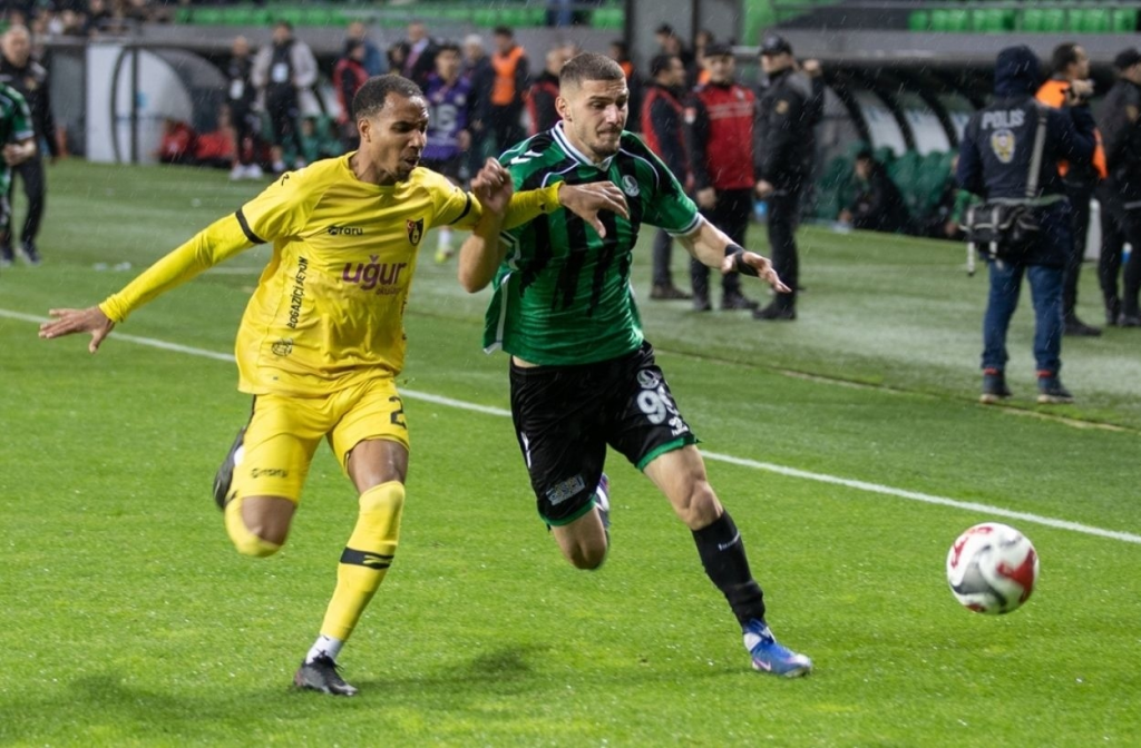 Sakaryaspor-İstanbulspor_u-evinde-ağırladı-ve-maç-2-2-sonuçlandı