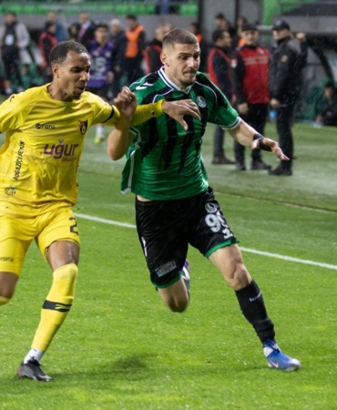 Sakaryaspor-İstanbulspor_u-evinde-ağırladı-ve-maç-2-2-sonuçlandı