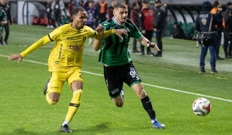 Sakaryaspor-İstanbulspor_u-evinde-ağırladı-ve-maç-2-2-sonuçlandı