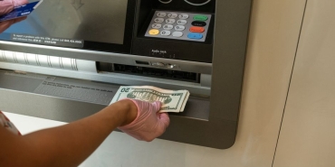 Hendek8217te-Durustlugun-Ornegi-ATM8217de-Unutulan-Parayi-Emniyete-Teslim-Etti-featured