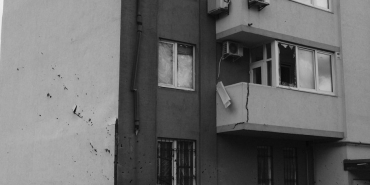 Sakarya-Merkezde-Bina-Cephesinden-Beton-Parcalari-Dustu-Bir-Arac-Hasar-Gordu-featured