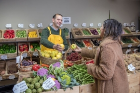 Market-Ritmiyle-Neselenen-Musteri-ve-Esnaf-Viral-Oldu-featured