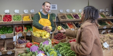 Market-Ritmiyle-Neselenen-Musteri-ve-Esnaf-Viral-Oldu-featured