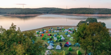 Sapanca-Golu8217nun-Ortasinda-Gizemli-Cadir-Merak-Uyandirdi-featured