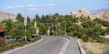 Serdivan8217da-Yol-Kenarlari-Titizlikle-Temizleniyor-Guvenli-ve-Estetik-Yollar-Icin-Mesai-featured